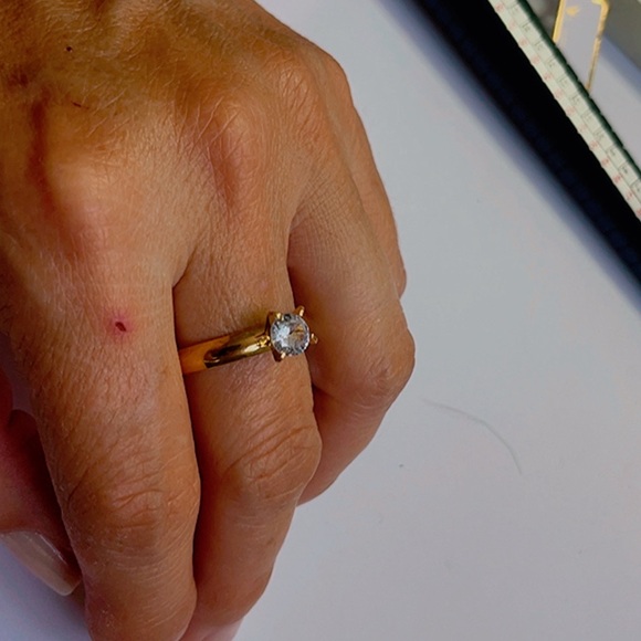 NWT Women's Stainless Steel Zircon Ring with Stone Size 11 - Picture 7 of 17